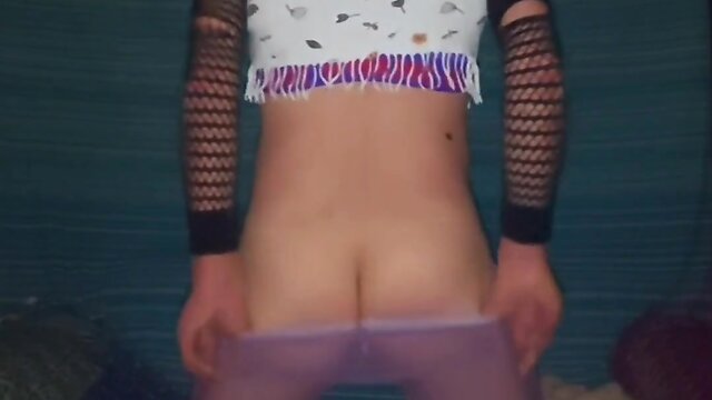 Dancing in my tights, shaking my ass to zzs music