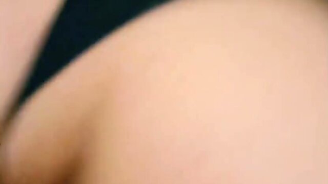 Negro pelotero golpea pierna al hombro.