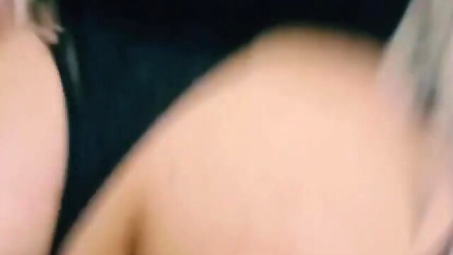 Negro pelotero golpea pierna al hombro.