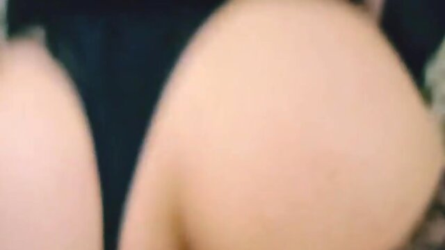 Negro pelotero golpea pierna al hombro.