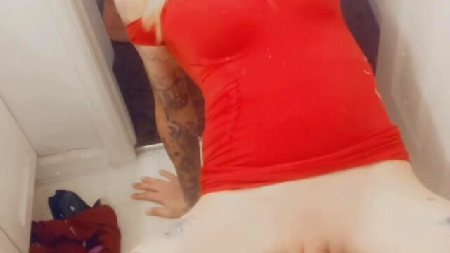 Mechanical dildo fucks chastity slut