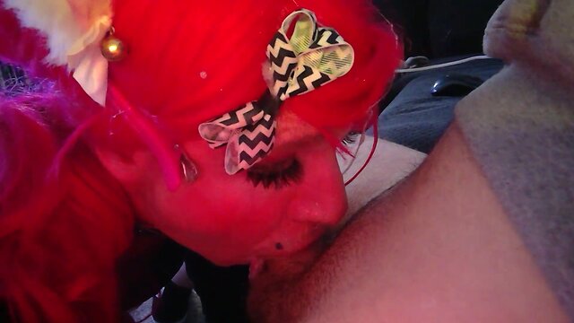 Surprising cumshot: sloppy femboy deepthroats without warning