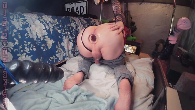 Tiffany ciskiss fucks ass in ripped jeans: a sissys story