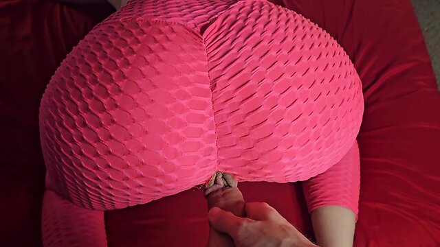 Bareback sex in ripped leggings: a wild encounter