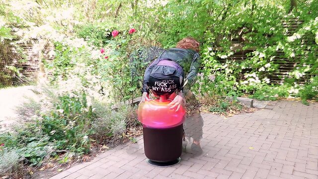 Outdoor cumshot and dildofucking at a bold fashion show