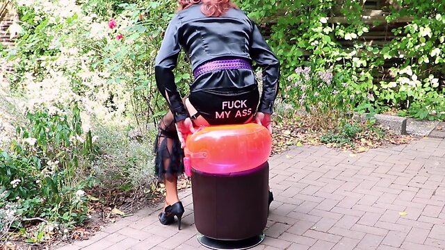 Outdoor cumshot and dildofucking at a bold fashion show