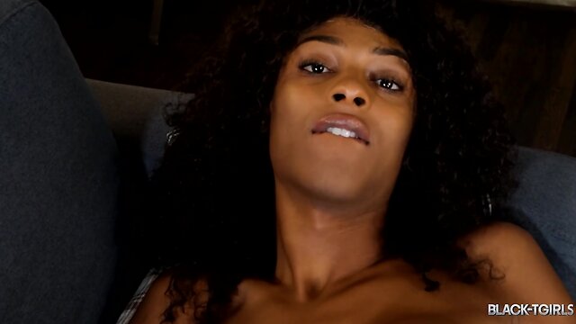 Queen cammii in black-tgirls: bow down on your knees