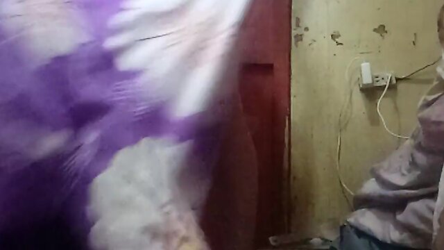 Queen gets some action in boarding house alone