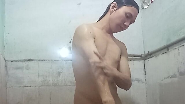 Queen gets her hair straightened again