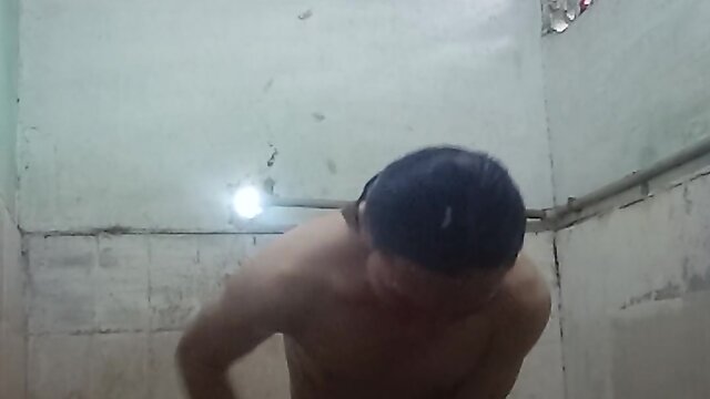 Queen gets her hair straightened again