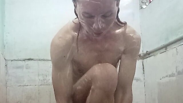 Queen gets her hair straightened again