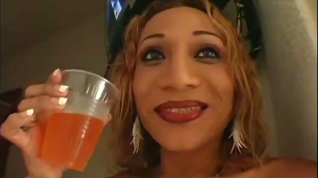 Mexican Shemale use Cockpump , gets Dildofucked .