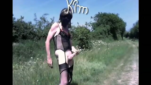 Kim - CD - OUTDOOR 2 -playing and cumming in FF Stockings