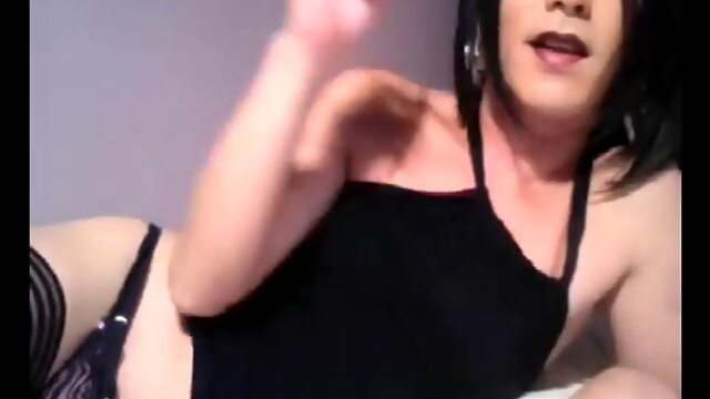 crossdreser brunette se toca en webcam