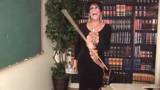 mature shemale teacher se la casca