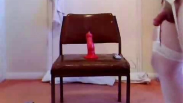 Amateur crossdresser has fun with a dildo