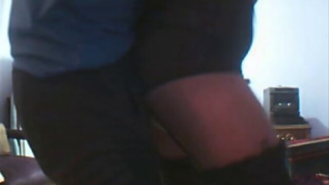 Amateur crossdresser gives a head