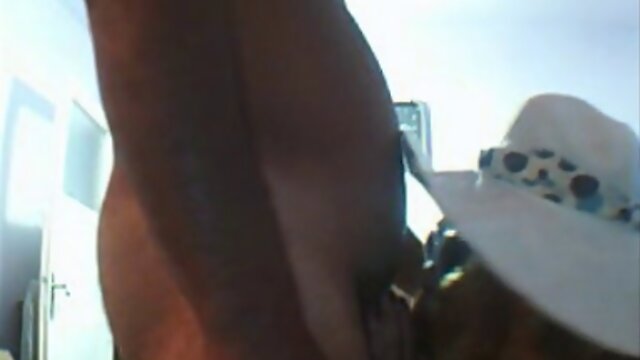 Amateur crossdresser gives a head