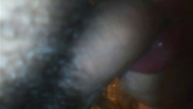 Amateur crossdresser gives a head