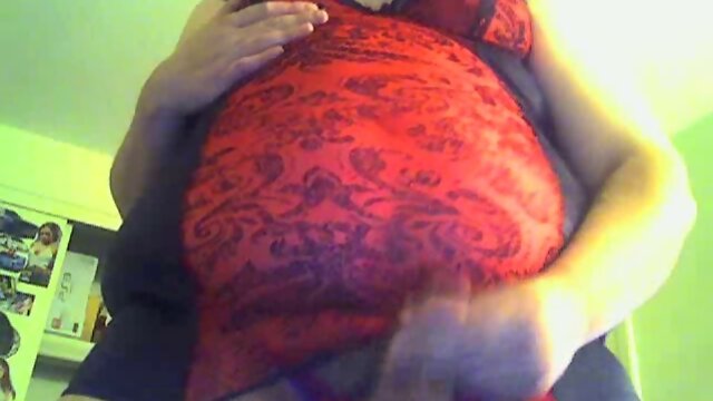 Chubby amateur crosdresser jerks off