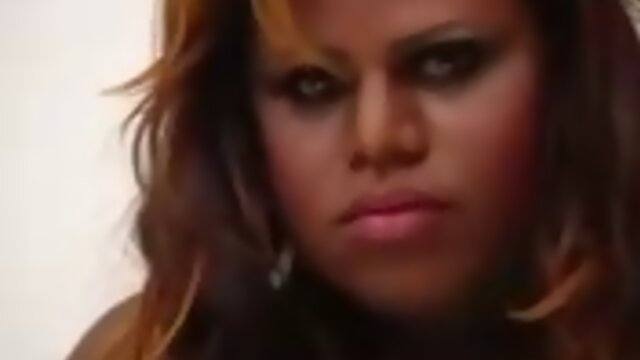 Voluptuous black tranny shows off