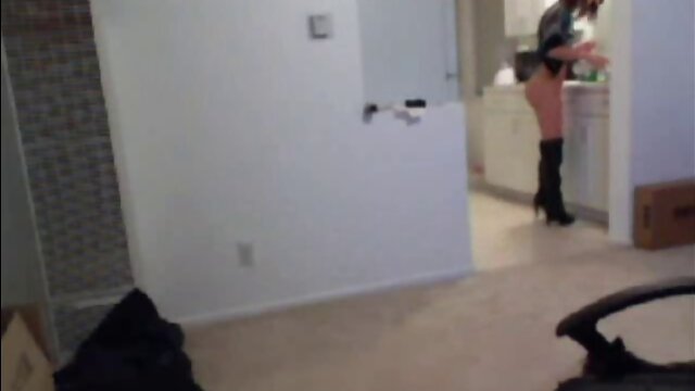 Messy tranny jerking off on cam