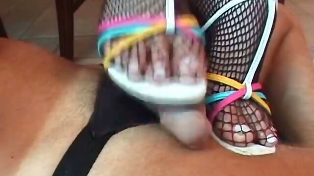 Worshipping shemales feet