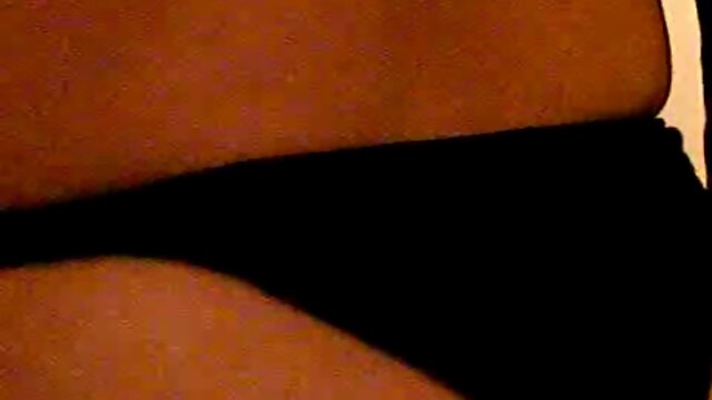 Hot Babe Flaunting Her Amazing Butt in Solo Poses: Amateur Video